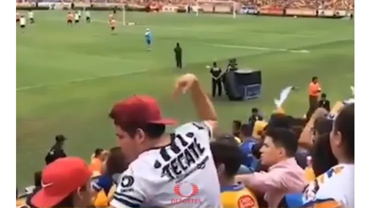 Insólito: un seguidor de Rayados fue a alentar a Tigres con la playera de su equipo