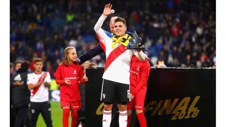 Quintero recibiendo la copa en Madrid.