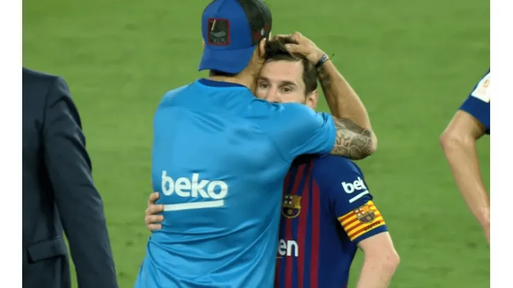 Lo que haríamos todos: Luis Suárez consoló a Messi con un fuerte abrazo
