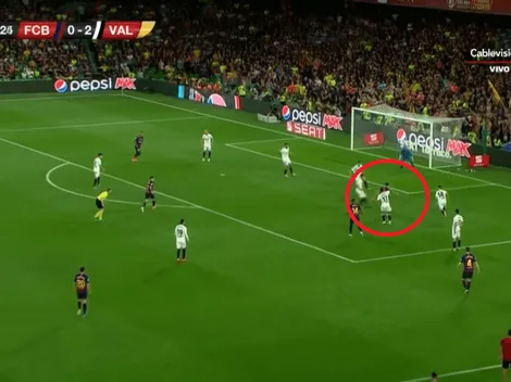 ¡Palo! Messi hizo una jugada imposible, le pegó de tres dedos y casi hace un golazo