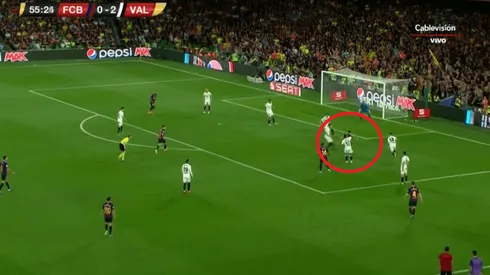 ¡Palo! Messi hizo una jugada imposible, le pegó de tres dedos y casi hace un golazo