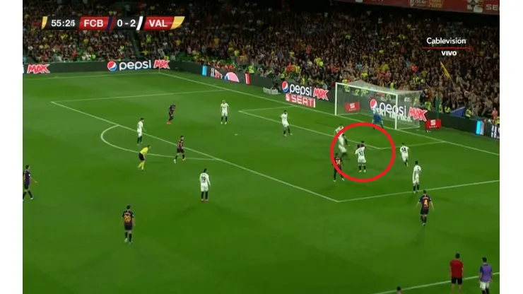 ¡Palo! Messi hizo una jugada imposible, le pegó de tres dedos y casi hace un golazo