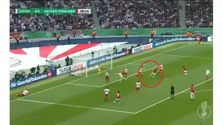 Lewandowski pone en ventaja al Bayern en la final de la Copa de Alemania con un cabezazo impecable