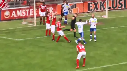 Video viral: en el fútbol de Holanda ¡el árbitro hizo un gol y valió!