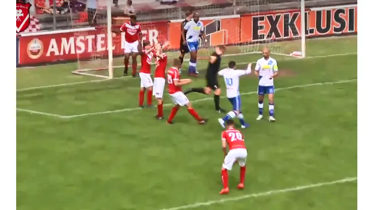 Video viral: en el fútbol de Holanda ¡el árbitro hizo un gol y valió!