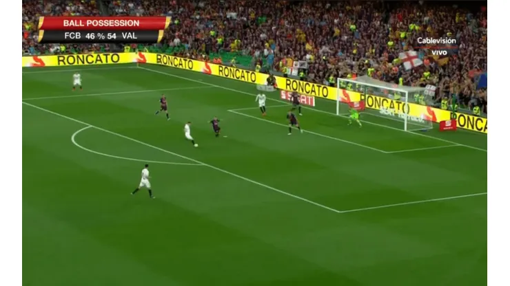 Empezó mal Barcelona: Gameiro le rompió el arco a Cillessen y marcó para Valencia