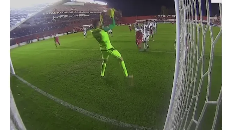 El error de Álvaro Montero en el duelo entre Argentinos Juniors y Deportes Tolima.