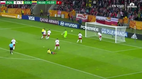 Luis Sandoval se tomó su tiempo, amagó y le rompió el arco al arquero de Polonia