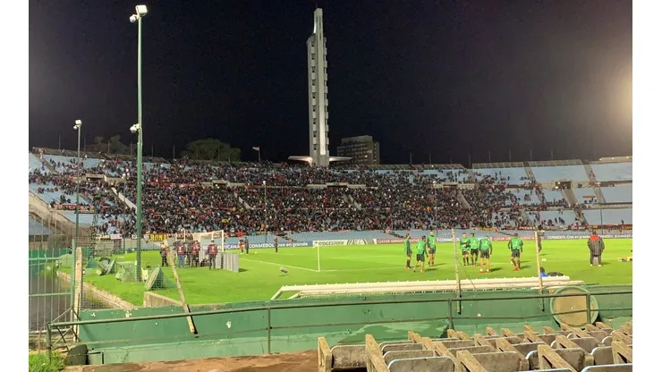 Colón fue local en el Centenario: llevó 10 mil hinchas ante River de Uruguay