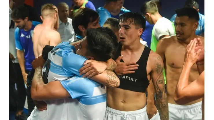 Pol festeja el campeonato de Racing en Victoria.