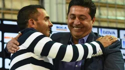 Tevez con Angelici en conferencia de prensa.