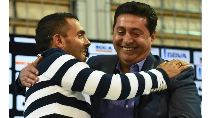 Tevez con Angelici en conferencia de prensa.