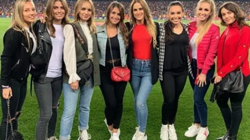 Antonella Roccuzzo, Sofía Balbi y Ainé Coutinho: cumbre de chicas culés en Brasil