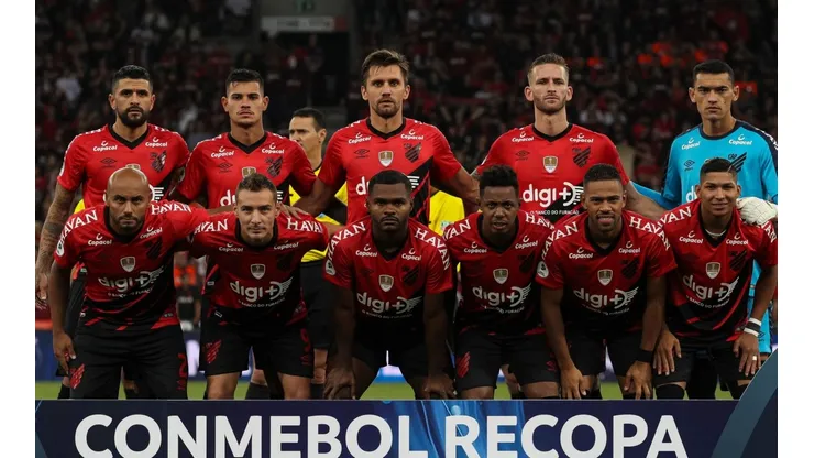 Los XI iniciales de Paranaense ante River.