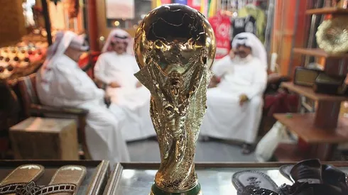 LA COPA DE LOS JEQUES. El trofeo del Mundial espera hasta el 2022 (Foto: Getty).