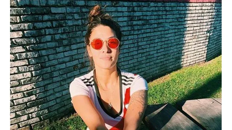 Juega River e Ivana Nadal lo sabe: foto en el Monumental y sonrisa gigante esperando la Recopa