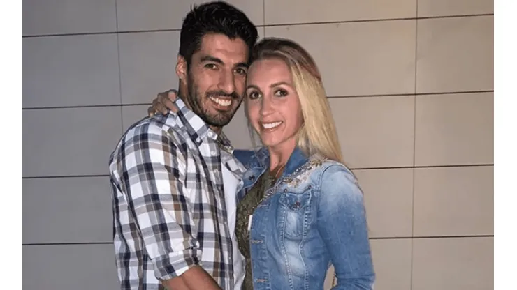 La mano loca de Luis Suárez en su última foto junto a Sofía Balbi