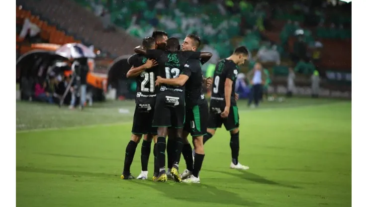 Deportivo Cali festeja su victoria contra Nacional en el estadio Atanasio Girardot.