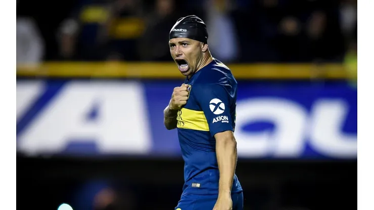 Mauro Zárate festejando ante Vélez.