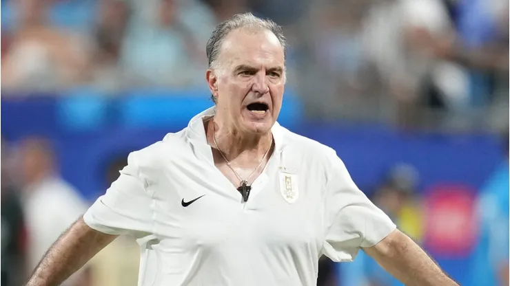 Marcelo Bielsa define el posible equipo de Uruguay para enfrentar a Perú.