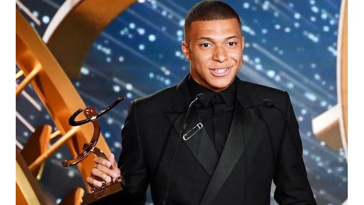 Mbappé tras recibir el premio a mejor de la temporada.