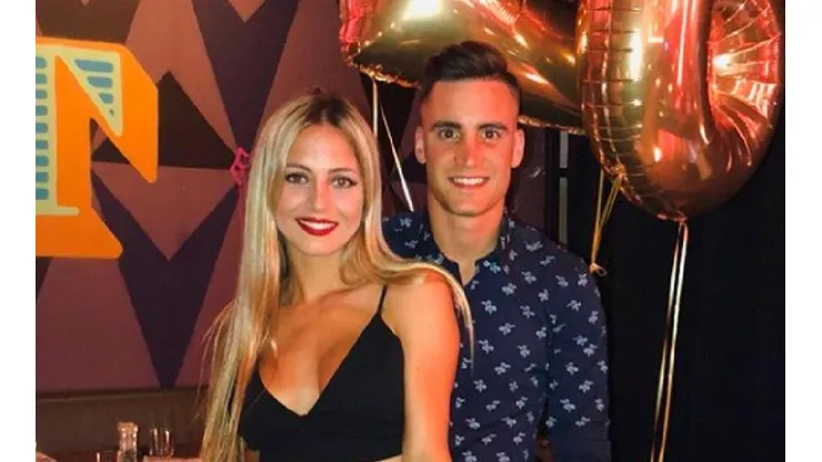 Tagliafico posó junto a su novia en la playa.
