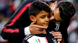 Cuidado, papá: Cristiano Ronaldo le pegó un trofeazo a su hijo Junior
