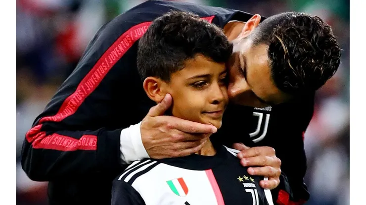 Cuidado, papá: Cristiano Ronaldo le pegó un trofeazo a su hijo Junior