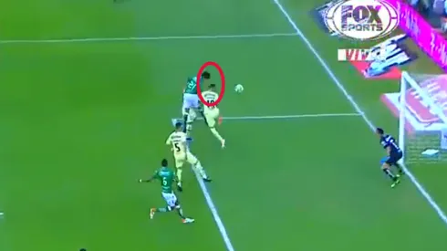 ¡Se salvó América de movida! Cabezazo de Macías al poste