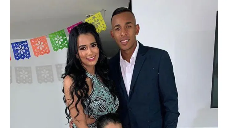 Es un maestro: Villa le comió la boca a su mujer tras recibir una sorpresa de cumpleaños y subió foto