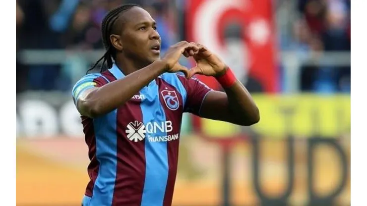 Algo habrá hecho bien: ovación para Rodallega en su despedida de Trabzonspor