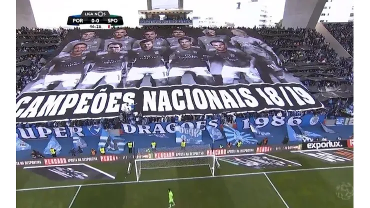 Imponente bandera de los hinchas de Porto.