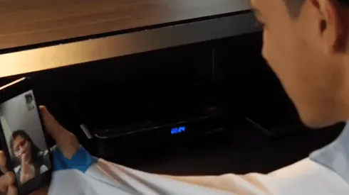 Gran bienvenida de Erick Gutiérrez a Cecilia Santiago en PSV