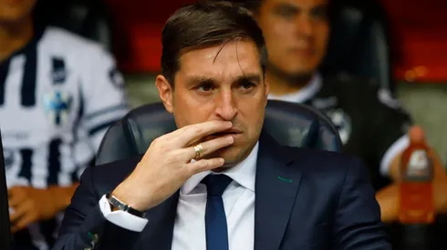 Alonso probó con un equipo de cinco defensores.