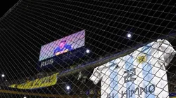 La hinchada de Boca colgó una camiseta de la Selección Argentina con un mensaje para los de Vélez