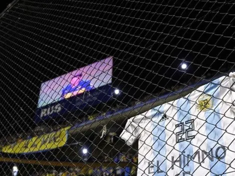La hinchada de Boca colgó una camiseta de la Selección Argentina con un mensaje para los de Vélez