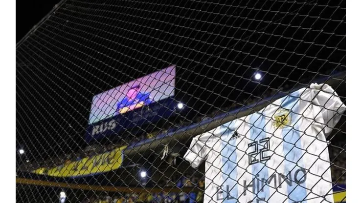 La hinchada de Boca colgó una camiseta de la Selección Argentina con un mensaje para los de Vélez