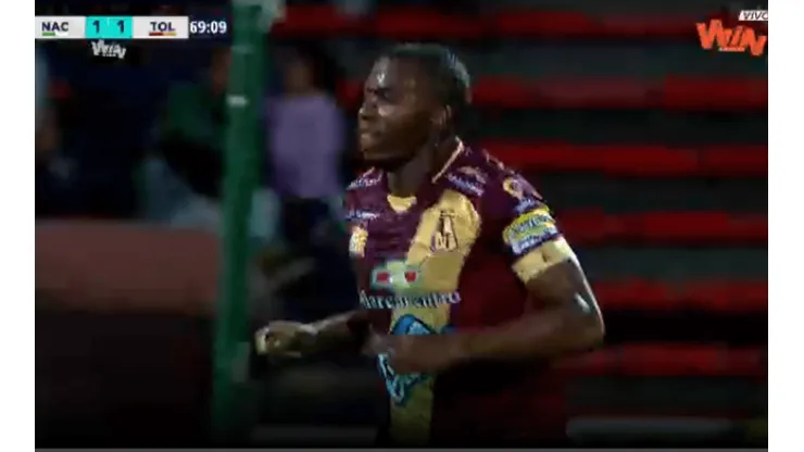 Maicol Balanta festeja el 1-2 parcial de Tolima contra Nacional.
