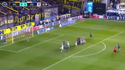 Le pegó al tiro libre en Modo Dios, ya lo estaba por festejar, pero el travesaño le dijo que no a Zárate