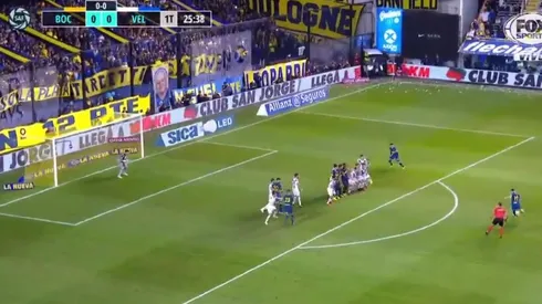 Le pegó al tiro libre en Modo Dios, ya lo estaba por festejar, pero el travesaño le dijo que no a Zárate