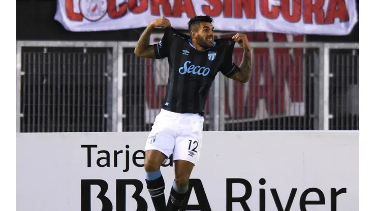 Toledo festejó su gol en el Monumental mostrando su camiseta.