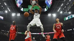 Giannis la clava ante la mirada de la defensa de los Raptors