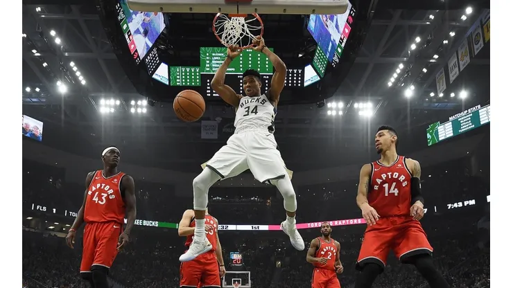 Giannis la clava ante la mirada de la defensa de los Raptors