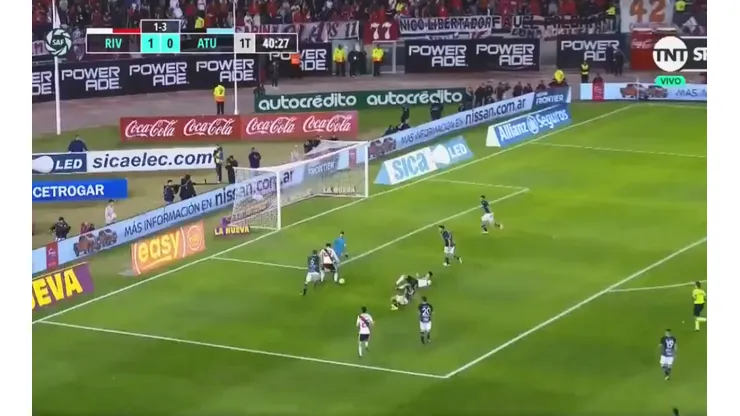 Todo River metió la pierna, la pelota le quedó a Pratto y puso el 2-0