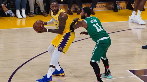 En ESPN reportaron que Kyrie Irving podría reunirse con LeBron en los Lakers