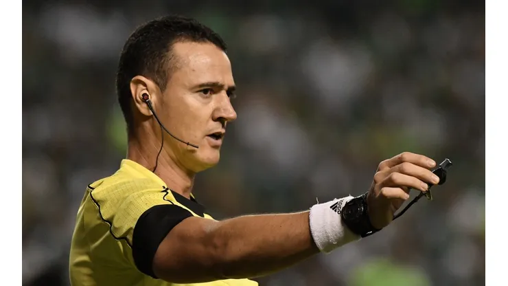Deportivo Cali v Junior - Torneo Apertura Liga Aguila 2019 - PALMIRA - COLOMBIA, 17-04-2019: Wilmar Roldan, arbitro, durante partido por la fecha 16 de la Liga �guila I 2019 entre Deportivo Cali y Atl�tico Junior jugado en el estadio Deportivo Cali de la ciudad de Palmira. / Wilmar Roldan, referee, during match for the date 16 as part Aguila League I 2019 between Deportivo Cali and Atletico Junior played at Deportivo Cali stadium in Palmira city. Photo: VizzorImage / Gabriel Aponte / Staff - Not Released (NR)