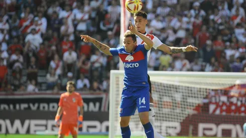 Walter Montillo enfrentando a River.