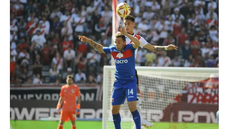 Walter Montillo enfrentando a River.