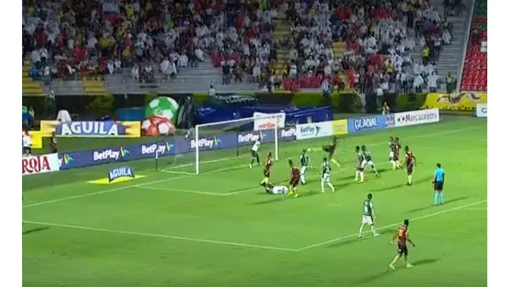 Con el último esfuerzo, Marco Pérez empuja el balón y pone el empate 1-1