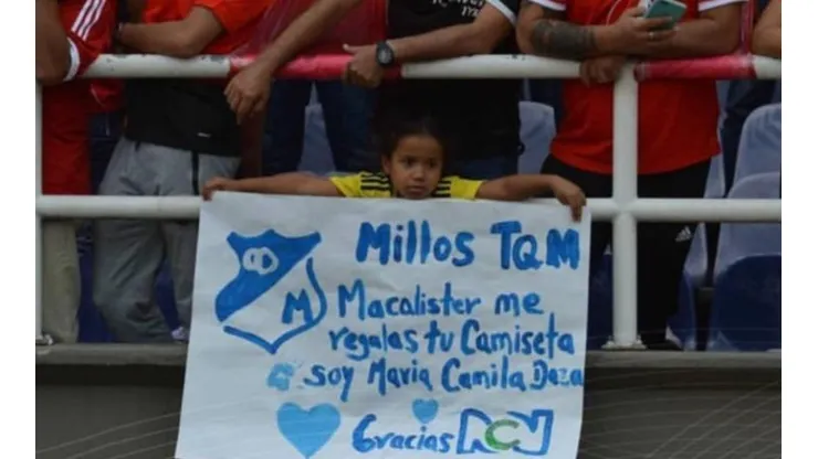 Macalister Silva está buscando a pequeña hincha azul que quiere su camiseta